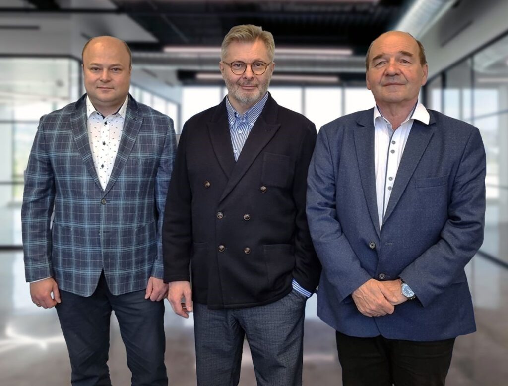 Trzej mężczyźni w marynarkach i koszulach